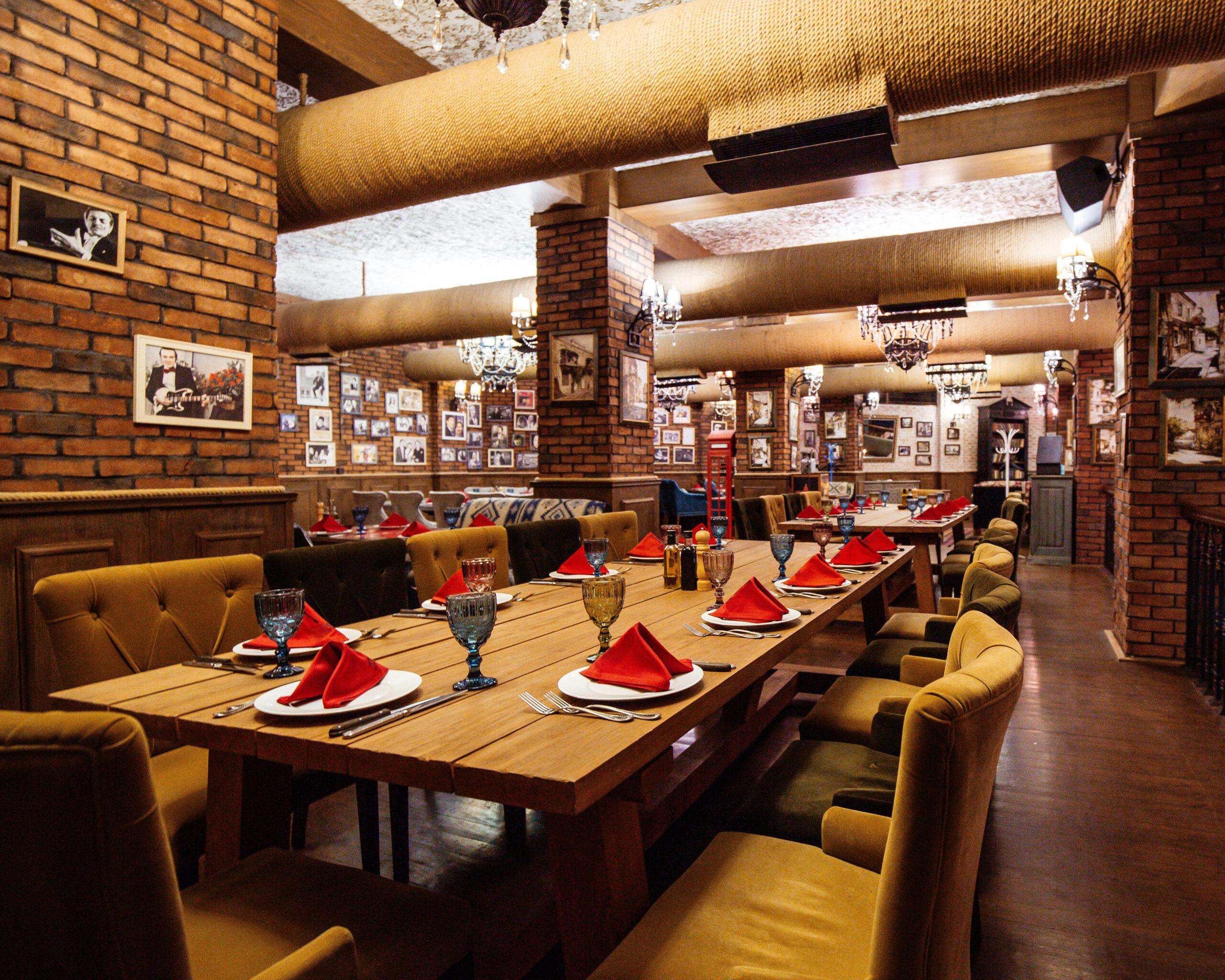 Mesa de restaurante servida y a la espera de los comensales